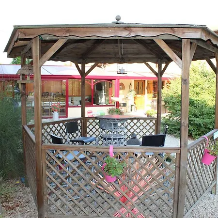 Les Perrieres לינה וארוחת בוקר 3*